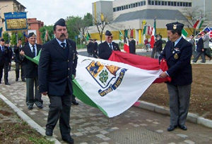 il monumento agli aviatori dItalia - la bandiera dellA.A.A. e il medagliere